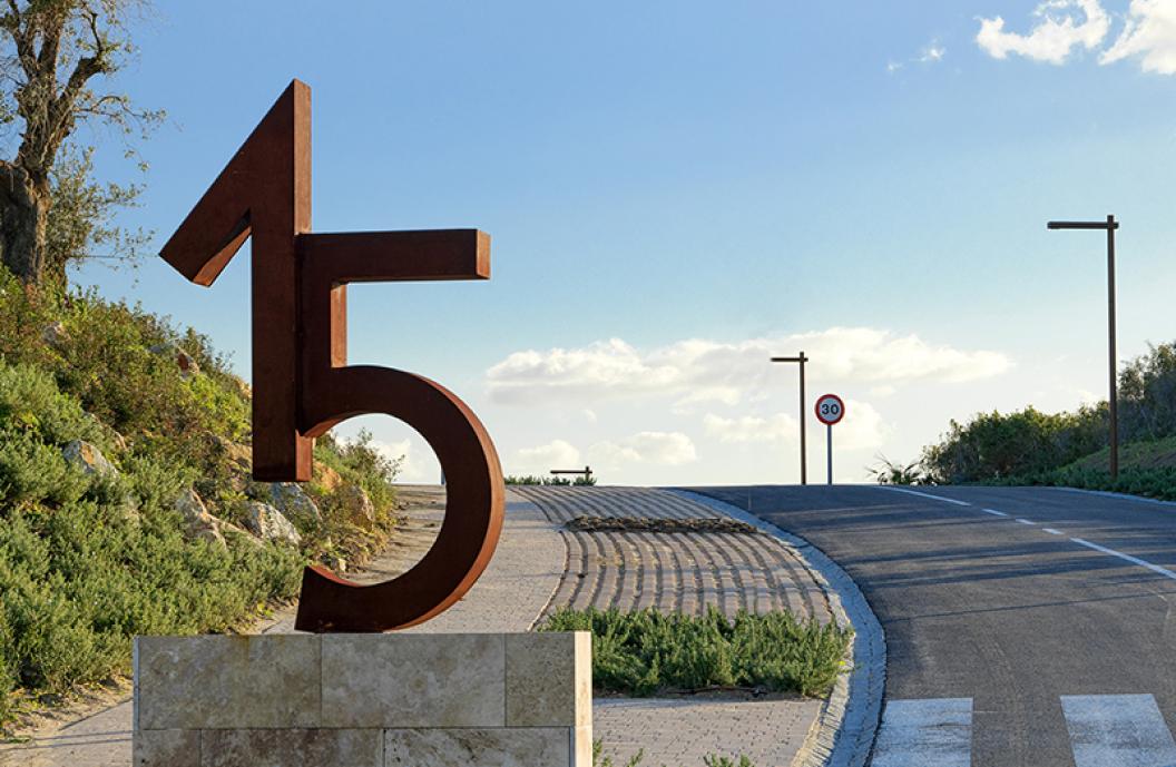 Villas The 15 Sotogrande 
Una comunidad exclusiva formada por quince villas de lujo ubicadas en La Gran Reserva de Sotogrande, con unas magnificas vistas al campo de golf y al Mediterráneo. Cada propiedad dispone de una parcela de aproximadamente media hectárea.

 The 15 Sotogrande →