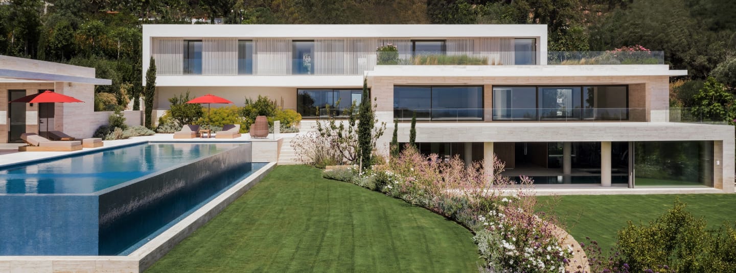 Villas El Mirador en La Reserva 
Una comunidad privada formada por seis modernas villas ubicadas en una posición privilegiada en Sotogrande, con unas vistas incomparables del campo de golf y el mar Mediterráneo. Villas con amplias terrazas escalonadas y piscina infinity

 El Mirador Sotogrande →